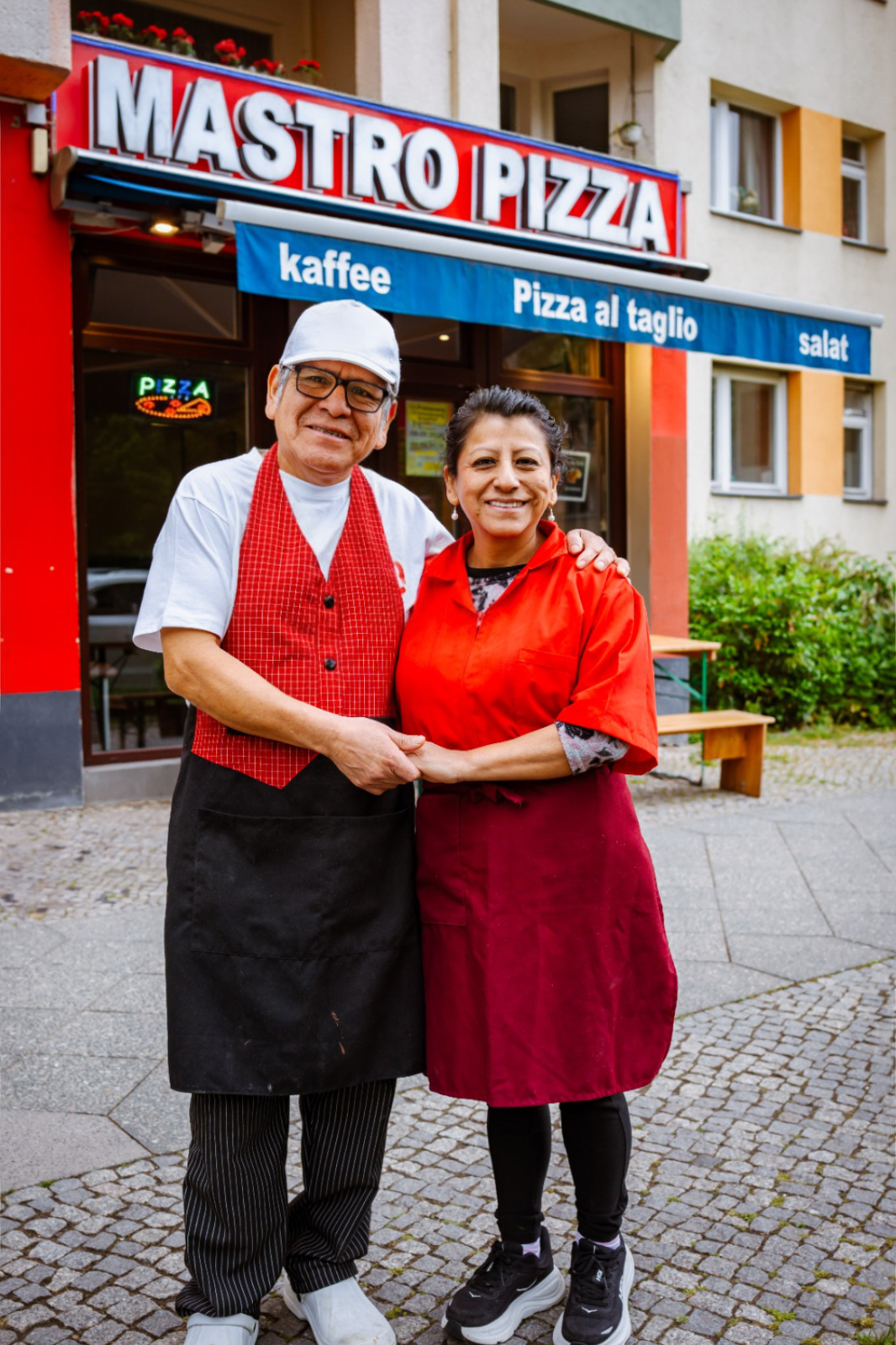 Das Mastro-Team vor dem Restaurant in Berlin-Schöneberg